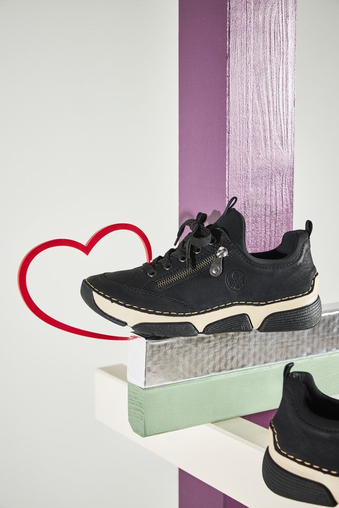 Design Schuh auf einer Leiter aufgestellt