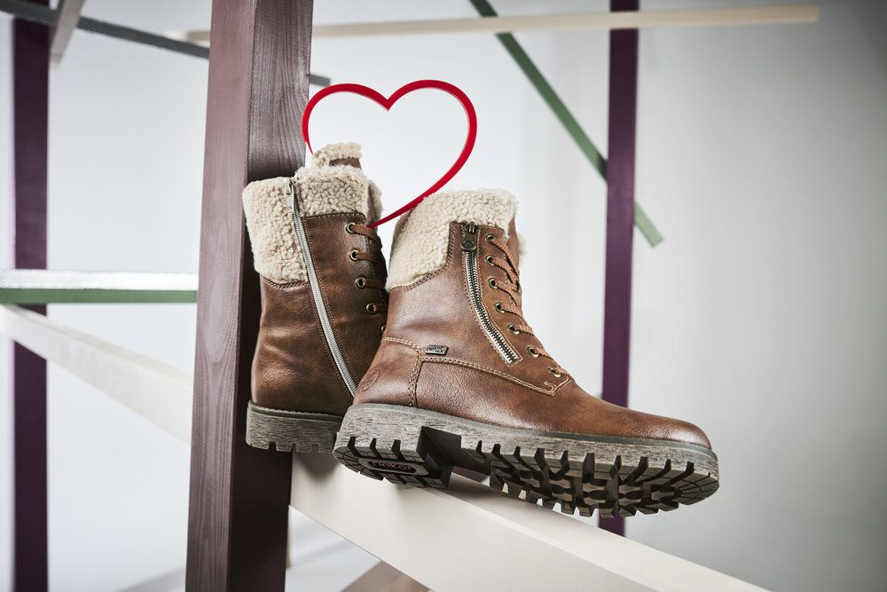 Schuhe aufgestellt auf einer Leite