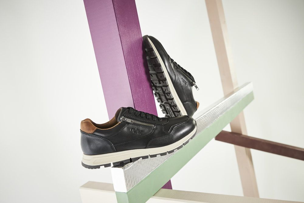 Schuhe aufgestellt auf einer Leite